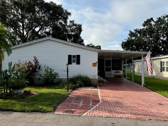 Lake Alfred, FL Mobile Home for Sale located at 305 Winter Garden Court Kings Pointe